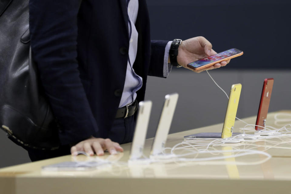 <p>Per pagare infatti non dovremo comunicare le cifre presenti sulla carta, ma confermare il pagamento con Face ID o Touch ID. In pratica, a pagare, potremo essere soltanto noi. (Getty) </p>