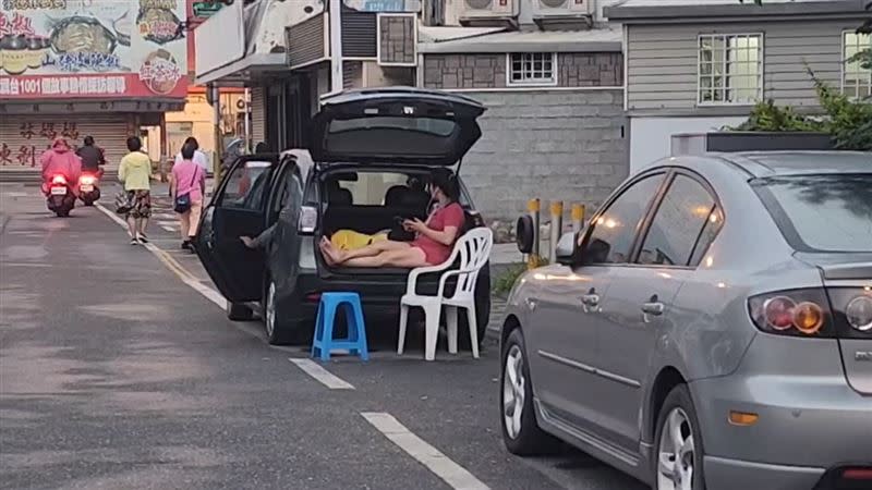 花蓮連續地震，部分居民選擇把家用車當臨時居所。（圖／翻攝畫面）