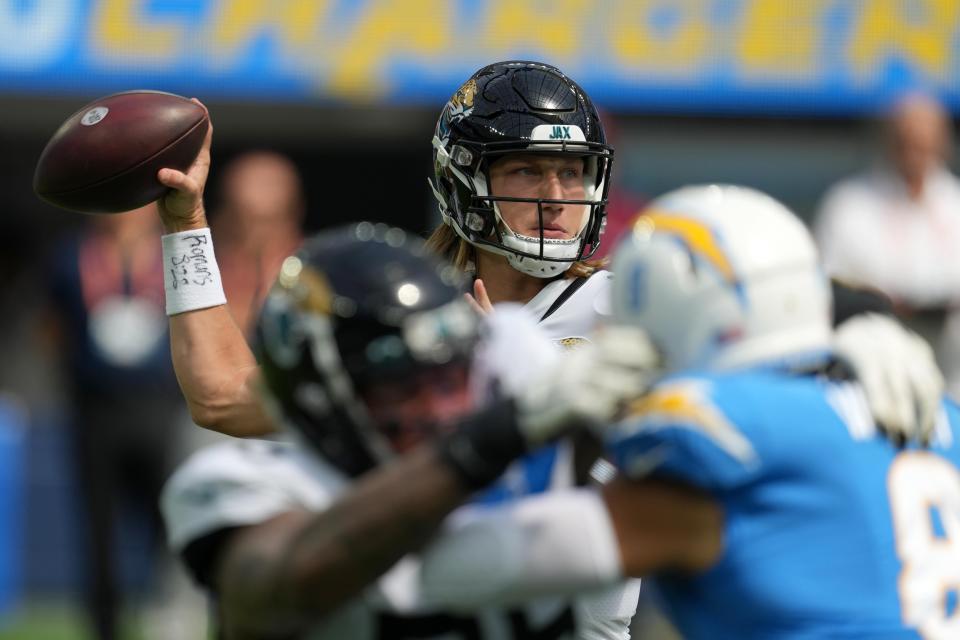 Trevor Lawrence threw for 262 yards and three touchdowns in the Jaguars' 38-10 win over the Chargers.