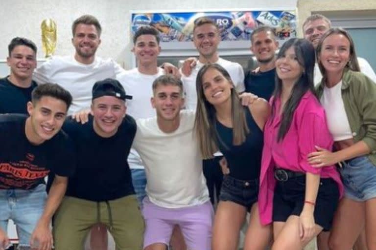 En compañía: Julián Álvarez y Emilia Ferrero se reencontraron con sus amigos en Argentina