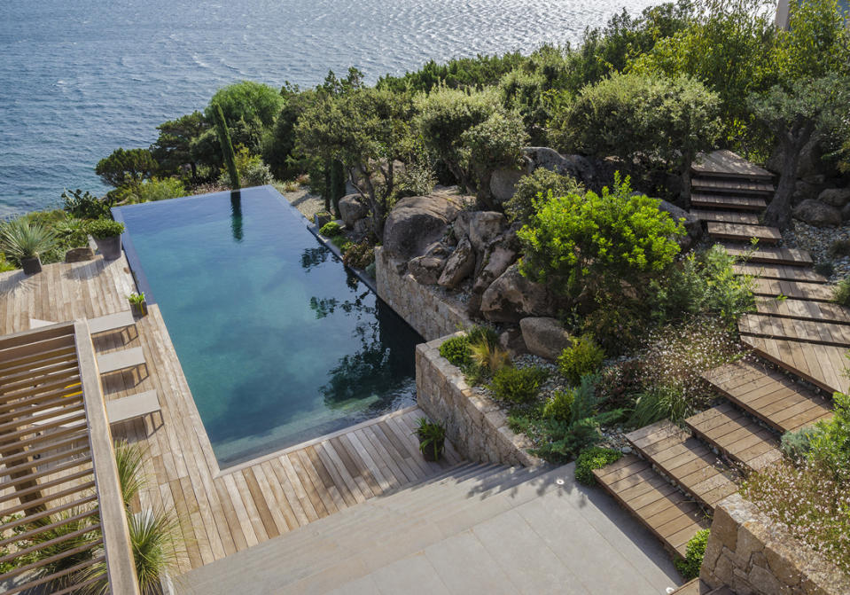 Après n°3 : une piscine à débordement face à la mer