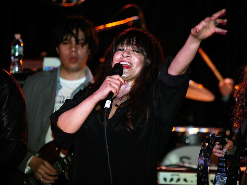 Ronnie Spector performs in 2008 (Matt Carr/Getty Images)