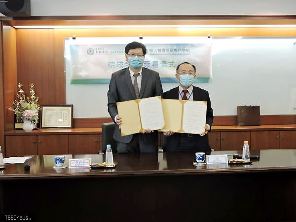 安南醫院長林聖哲與樹人醫專校長陳明堂代表雙方簽署合作備忘錄，共創三贏。（記者蔡清欽翻拍）
