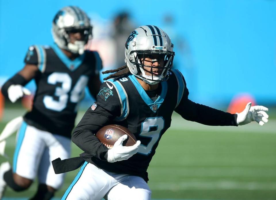 Carolina Panthers cornerback <a class="link " href="https://sports.yahoo.com/nfl/players/25720/" data-i13n="sec:content-canvas;subsec:anchor_text;elm:context_link" data-ylk="slk:Stephon Gilmore;sec:content-canvas;subsec:anchor_text;elm:context_link;itc:0">Stephon Gilmore</a> rushes for yardage after intercepting a pass by <a class="link " href="https://sports.yahoo.com/nfl/teams/new-england/" data-i13n="sec:content-canvas;subsec:anchor_text;elm:context_link" data-ylk="slk:New England Patriots;sec:content-canvas;subsec:anchor_text;elm:context_link;itc:0">New England Patriots</a> quarterback <a class="link " href="https://sports.yahoo.com/nfl/players/33403/" data-i13n="sec:content-canvas;subsec:anchor_text;elm:context_link" data-ylk="slk:Mac Jones;sec:content-canvas;subsec:anchor_text;elm:context_link;itc:0">Mac Jones</a> during second quarter action at Bank of America Stadium in Charlotte, NC on Sunday, November 7, 2021. Jeff Siner/jsiner@charlotteobserver.com