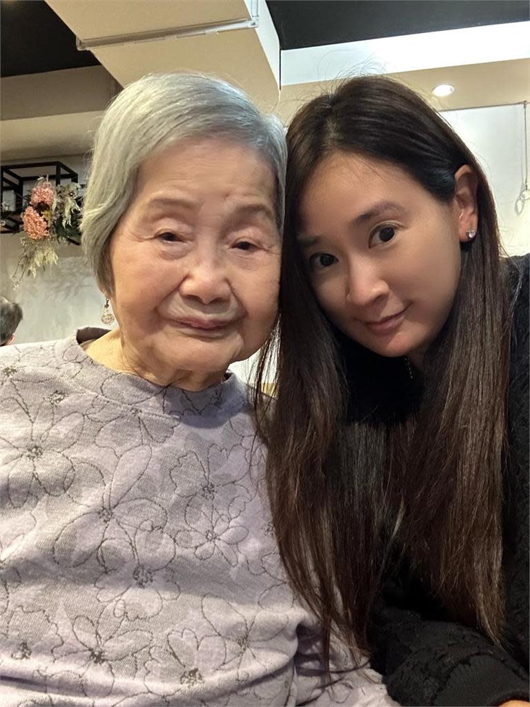 地表最凍齡？李晶晶「104歲阿嬤」美貌不科學…祖孫同框震撼網：可愛ㄟ