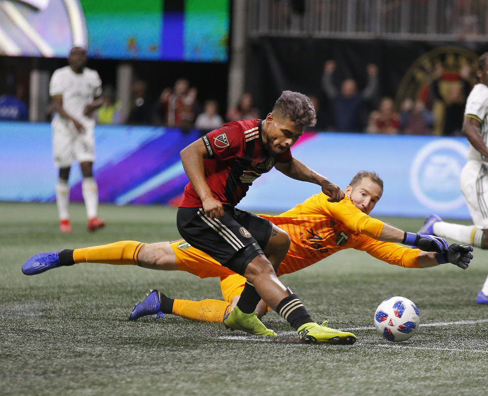 El atacante venezolano del Atlanta United, Josef Martínez, supera al arquero del Portland Timbers Jeff Attinella para anotar en la primera mitad de la Copa MLS el sábado 8 de diciembre de 2018 en Atlanta. (AP Foto/Todd Kirkland)