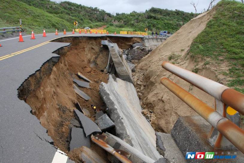 海棠颱風強風暴雨佳鵝公路風吹沙路段像被炸出一個天坑。（圖／記者郭孟聰攝 , 2017.07.31）
