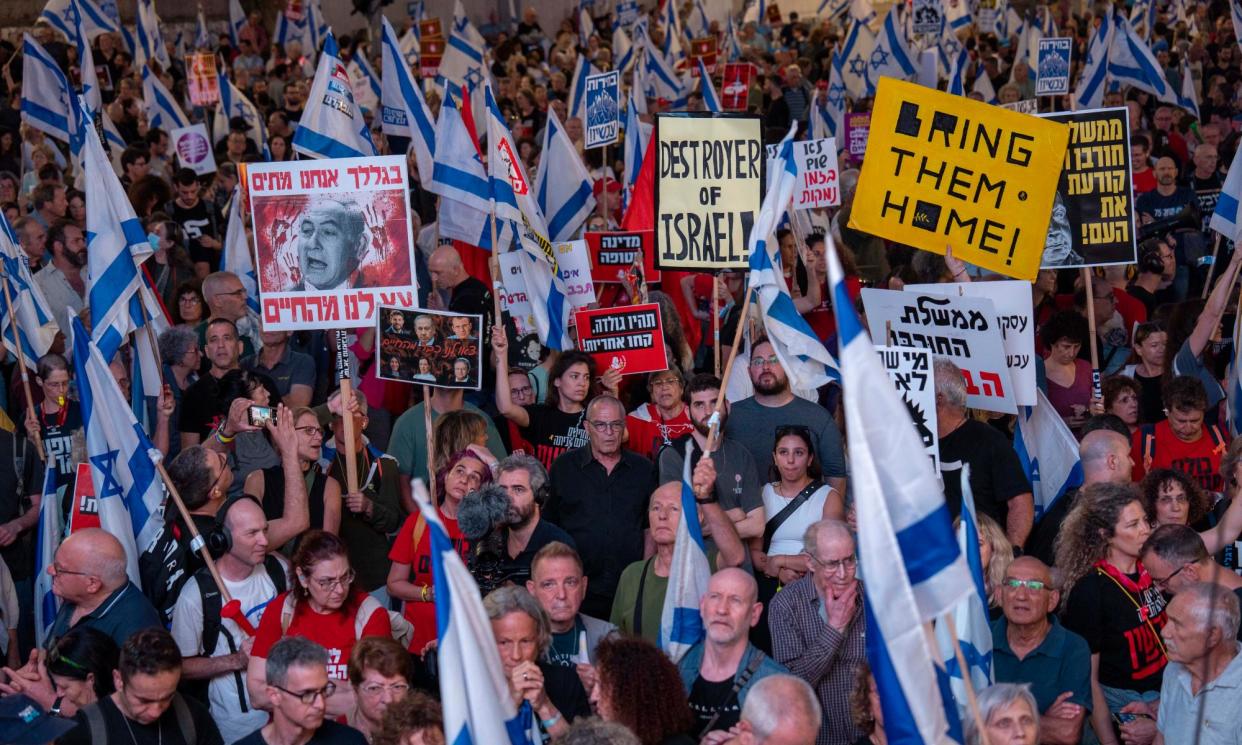 <span>Protesters gathered in Tel Aviv on Saturday calling on Benjamin Netanyahu to secure the release of the remaining hostages. </span><span>Photograph: Ariel Schalit/AP</span>