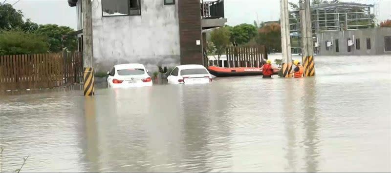 宜蘭七賢淹水災情曝光，整條馬路消失「水淹半台車」。（圖／翻攝自宜蘭知識+）