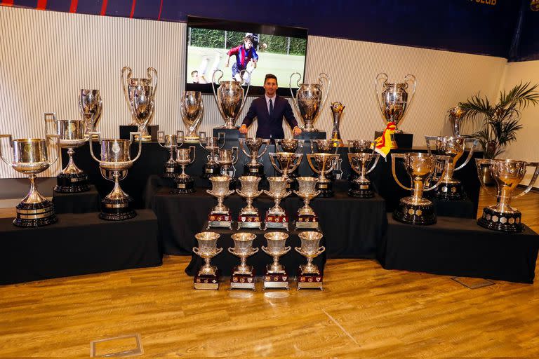 Lionel Messi posa con todos los trofeos que ganó con Barcelona