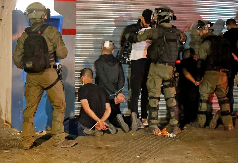 Fuerzas israelíes detienen a árabes israelíes en la ciudad de Lod, escenario de disturbios