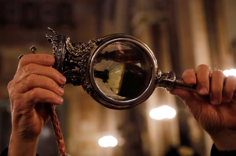 Foto del miércoles del abad Vincenzo De Gregorio llevando un recipiente que contiene la sangre de San Jenaro en Nápoles