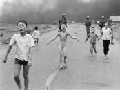 <p>Das Bild des vietnamesischen Fotografen Nick Út ist auch unter den Titeln “Napalm Girl” oder “Accidental Napalm” bekannt. Es zeigt die neunjährige Phan Thi Kim Phúc, die nach einem Napalmangriff südvietnamesischer Kampfflieger am 8. Juni 1972 mit schweren Verbrennungen und ohne Kleidung flüchtet. Es ist eines der bekanntesten Bilder aus dem Vietnamkrieg, Út wurde dafür mit dem Pulitzerpreis ausgezeichnet. (Bild: AP Photo/Nick Út) </p>