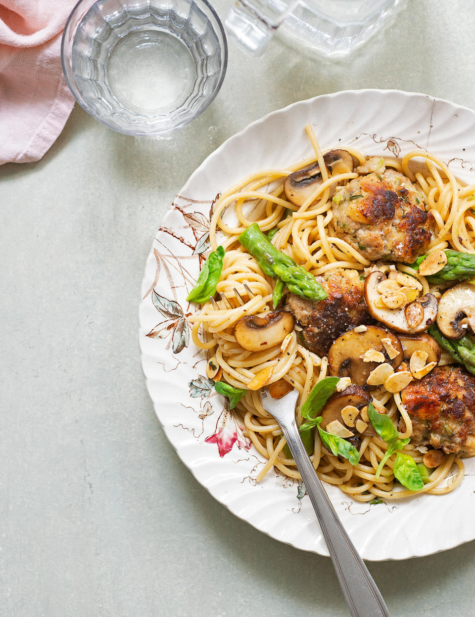 Spaghettis aux asperges, boulettes de veau et champignons