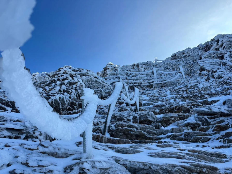 <strong>碎石坡、風口至主峰頂步道結硬冰，需要10爪冰爪協助才能通過。（圖／玉山國家公園管理處提供）</strong>