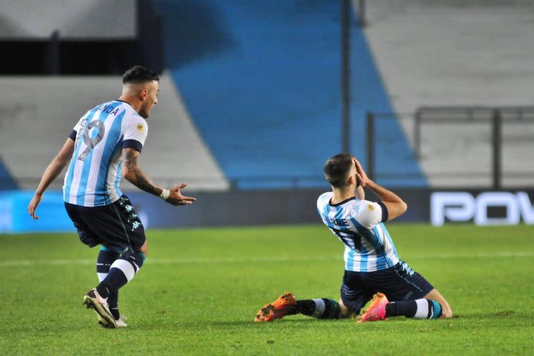 Lolo Miranda va a abrazar a Benjamín Garré, autor de un golazo sobre el final para el triunfo de Racing ante Sarmiento