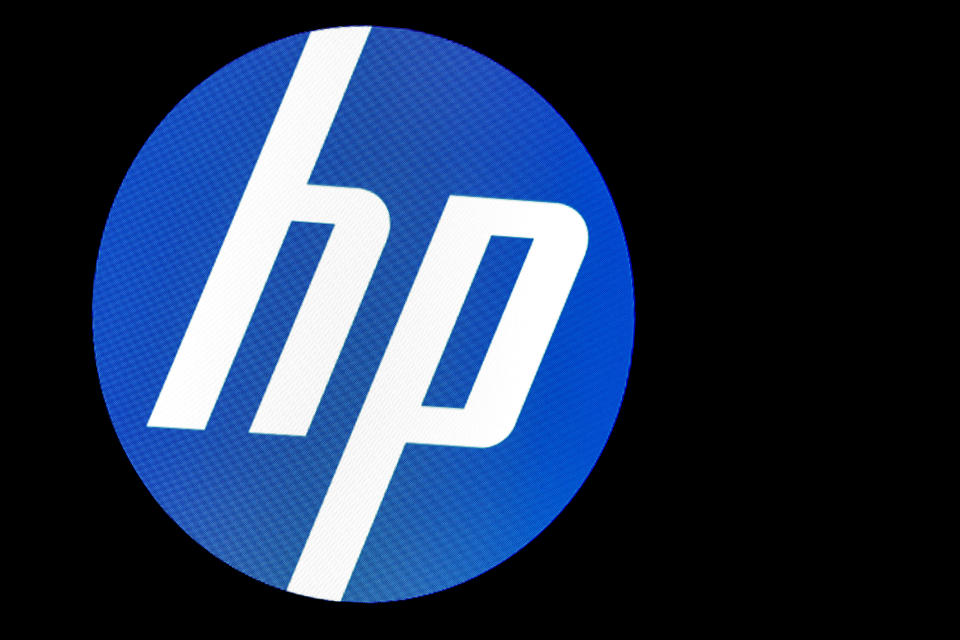 شاشة تعرض شعار شركة HP Inc. في بورصة نيويورك (NYSE) في نيويورك ، الولايات المتحدة ، 18 نوفمبر 2019. REUTERS / Brendan McDermid