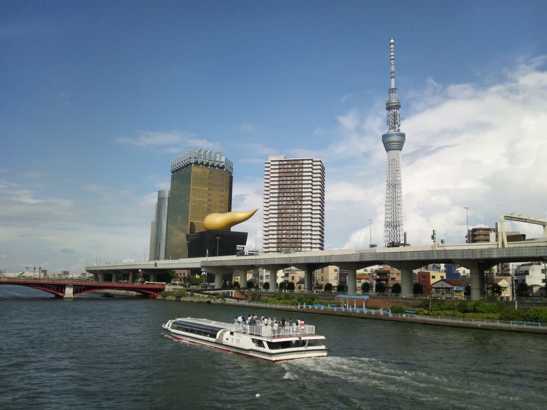 Ichinichi Yurari Tabi passes by Tokyo Skytree and Asahi Beer headquarters. (Photo: Tokyo Mizube Cruising Line)