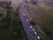 <p>La caravana de migrantes que salió de centroamérica hacia EEUU se convirtió en uno de los sucesos más reseñados por la prensa y los medios de comunicación internacionales. Cientos de personas caminaron durante semanas para intentar llegar a la frontera de EEUU con el fin de huir de la violencia y la pobreza, sobre todo de Honduras y Guatemala. La travesía preocupó al presidente de EEUU, Donald Trump, quien cuestionó a sus integrantes y puso sobre el tapete el tema migratorio en plena campaña electoral de medio término. En la imagen de octubre de 2018 se observa a los migrantes entre los estados de Chiapas y Oaxaca, después de un breve bloqueo de la policía federal a la caravana afuera del pueblo de Arriaga, México. (Foto:AP/Rodrigo Abad) </p>