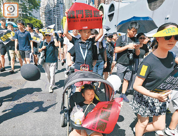 大批市民於炎熱天氣下參加遊行。（黃仲民攝）