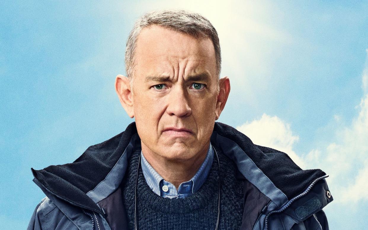 Tom Hanks als unausstehlicher Nachbarschaftsschreck: Der zweifache Oscargewinner spielt die Hauptrolle in "Ein Mann namens Otto", einem US-Remake der Tragikomödie "Ein Mann namens Ove". (Bild: 2022 Sony Pictures)