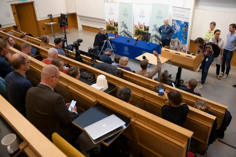 ▲榮獲今年諾貝爾物理獎的呂利耶在瑞典隆德大學接受媒體採訪。（圖／美聯社／達志影像）
