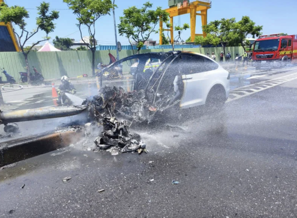 藝人林志穎22日駕駛特斯拉行經桃園市蘆竹區時，不明原因撞上分隔島，特斯拉起火燃燒，林志穎和兒子受傷送醫。圖片來源：桃園市政府消防局提供