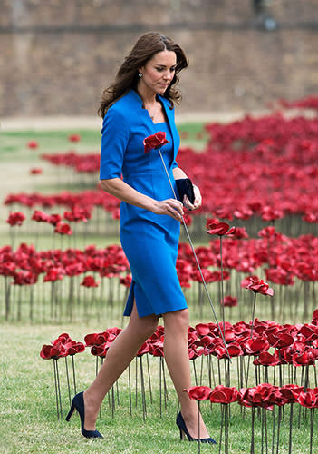 En Août 2014, quelques mois après seulement, elle ressortait la tenue à l’occasion de la commémoration des 100 ans de la Première Guerre Mondiale. Au milieu des coquelicots, Kate Middleton était plus ravissante que jamais.