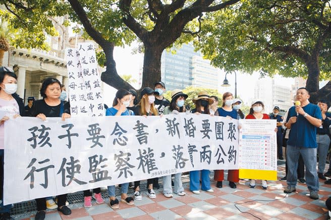 8月7日，「台灣滯陸孩童父母自救會」到監察院前召開記者會陳情。（本報系資料照片）