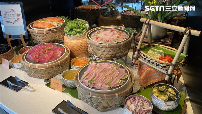 招牌「現流海鮮區」提供各式生魚片，還有招牌生食級天使紅蝦、甜蝦與干貝、紐西蘭淡菜與加拿大燻鮭等。（圖／記者劉沛妘攝影）