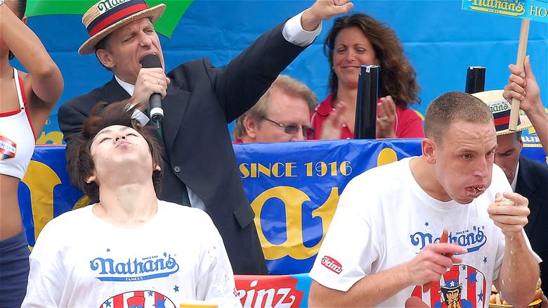 Joey Chestnut, Takeru Kobayashi competing 