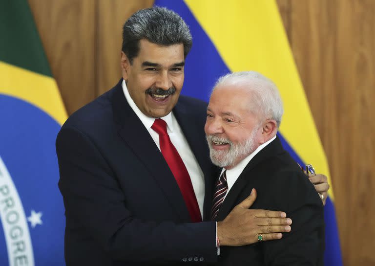 El presidente de Venezuela, Nicolás Maduro, y su par brasileño, Luiz Inácio Lula da Silva, dan una rueda de prensa en el palacio de Planalto en Brasilia, Brasil, el lunes 29 de mayo de 2023. 