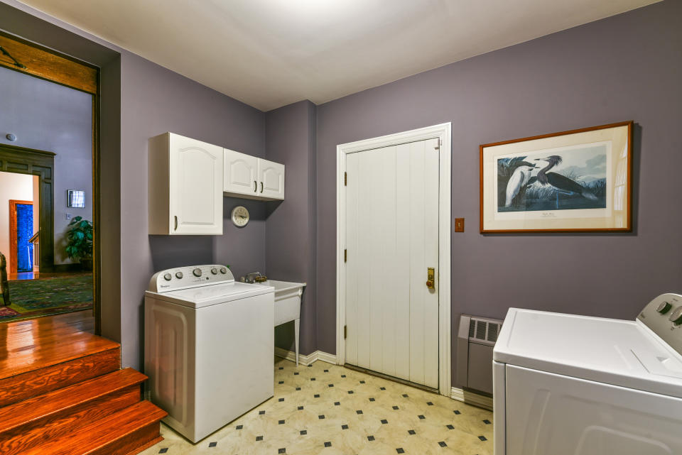 <p>Scherziamo, ovviamente: ma abitare in una ex chiesa fa sempre un certo effetto. Anche se a guardare il locale lavanderia pare quasi una casa normale<br>(foto: Berkshire Hathaway / Caters) </p>