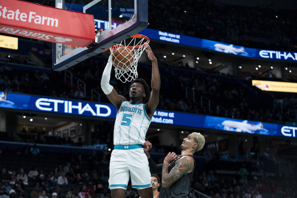 Charlotte Hornets center Mark Williams (5) dunks in front of Washington Wizards forward Kyle Kuzma, right, during the first half of an NBA basketball game Friday, Nov. 10, 2023, in Washington. (AP Photo/Stephanie Scarbrough)
