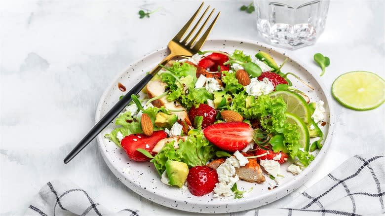 Green salad with sliced strawberries 