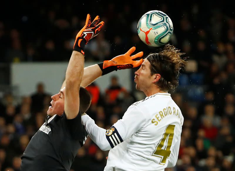 Sergio Ramos del Real Madrid en acción con Unai Simon, portero del Athletic de Bilbao, en el Santiago Bernabeu