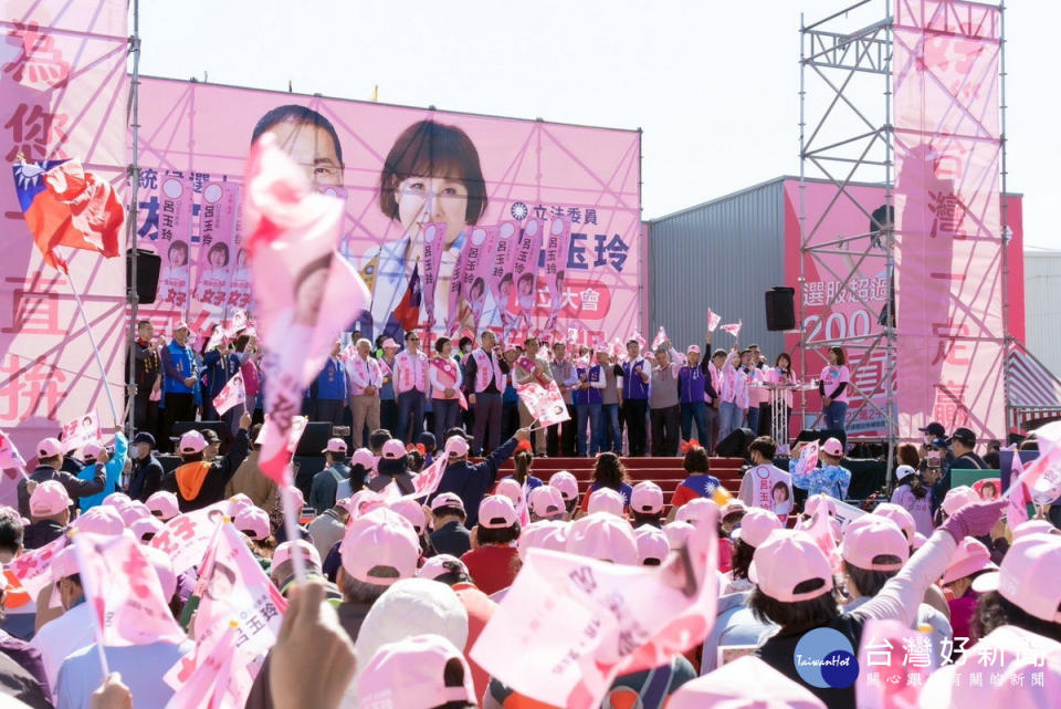 立委呂玉玲平鎮競總成立，現場支持者高喊「凍蒜」氣氛熱烈。
