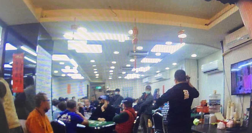警方搜索麻將協會，發現業者竟利用地下避難所經營賭博。（圖／翻攝畫面）
