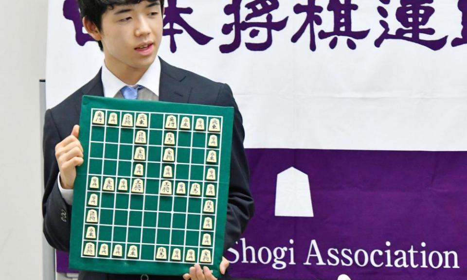 Fujii holds a shogi board with a number 29 to mark his 29th consecutive win.