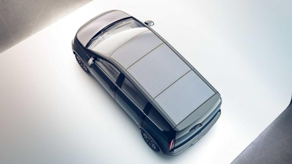 Sono推出Sion太陽能電動車是一輛轎式MPV車格，外觀雖然相當樸素，但最大賣點就是從車頂、前蓋、車門到尾門都安裝了太陽能板在其中。(圖片來源/ Sono)