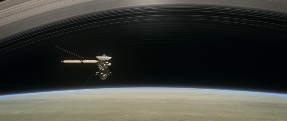 Una ilustración artística muestra a la nave Cassini entre Saturno y sus anillos. En Enceladus, una luna de ese planeta, se han hallado condiciones que serían propicias para la vida. (AP/NASA)