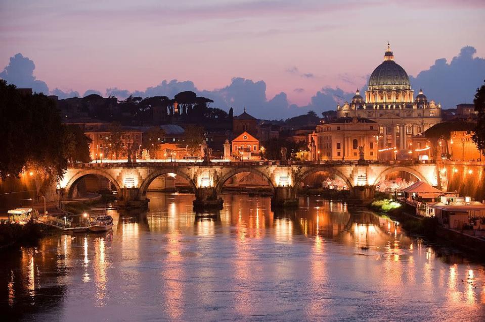 Uma visão geral da Basílica de São Pedro, no Vaticano, a partir do rio Tibre, no crepúsculo em Roma, na Itália. Todos os anos, cerca de 15 milhões de turistas visitam Roma