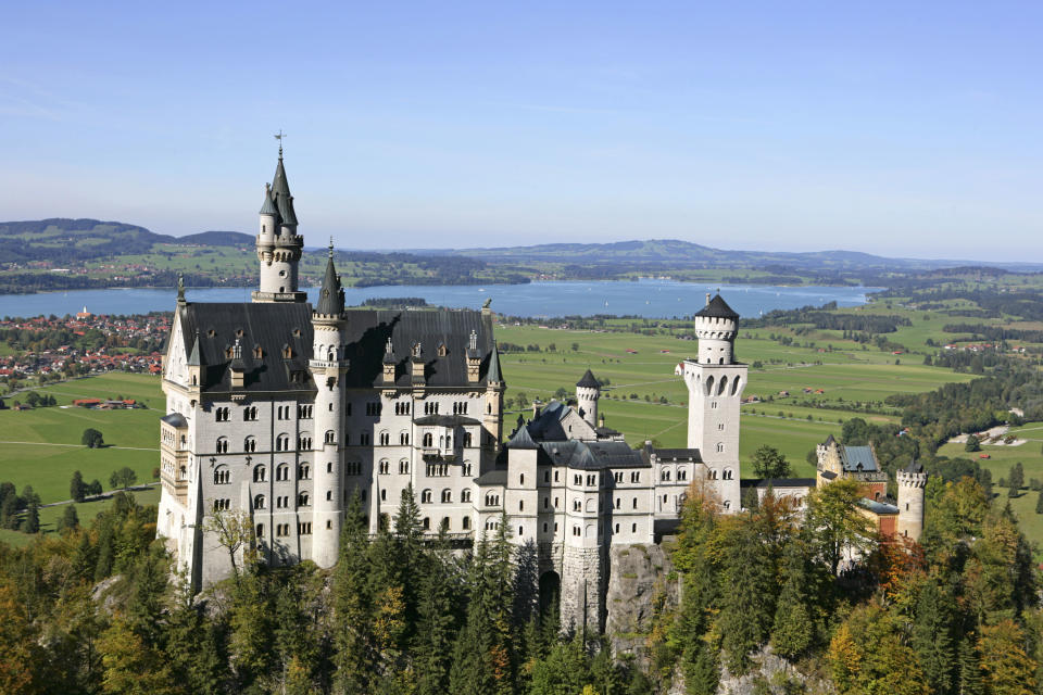 <p>Die gastfreundlichste Stadt Deutschlands ist laut Airbnb-Ranking der bayrische Luftkurort Füssen. Die Kleinstadt im Ostallgäu begeistert Besucher mit ihrer malerischen Seen- und Berglandschaft, dem berühmten Schloss Neuschwanstein und den freundlichen Anwohnern. Füssen landet mit 89 Prozent 5-Sterne-Bewertungen auf dem ersten Platz. (Foto: ddpimages) </p>