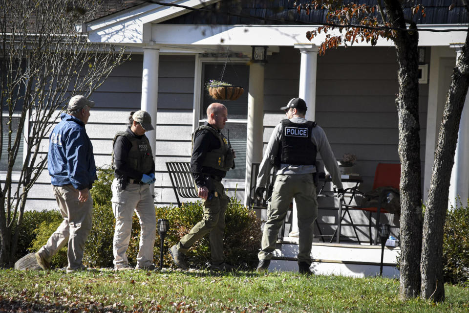 FBI searches and converges on the home of suspect Gregory Yetman. (Kyle Mazza / SOPA Images / Sipa USA via AP)