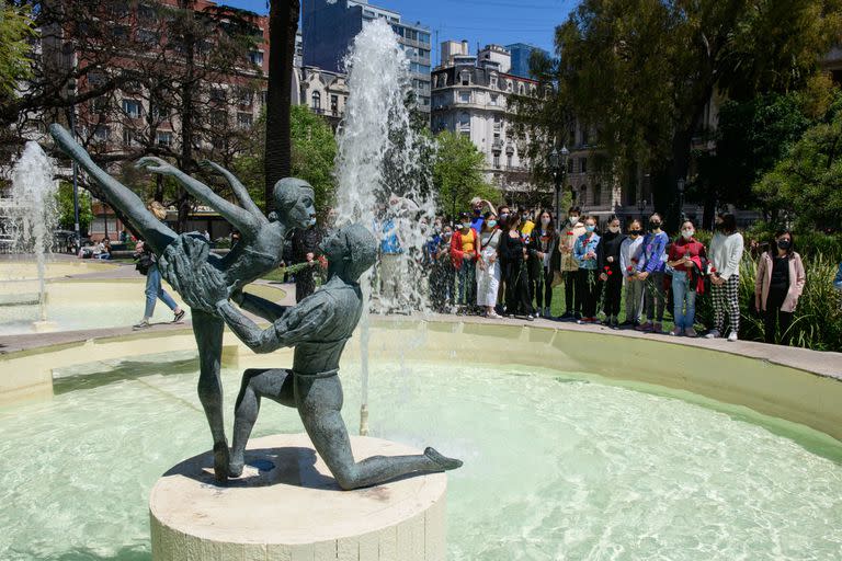 Como todos los años, se realizará el acto y la ofrenda floral en memoria de los bailarines de la tragedia aérea: la cita es el martes, a las 10.30, junto a la fuente de Plaza Lavalle