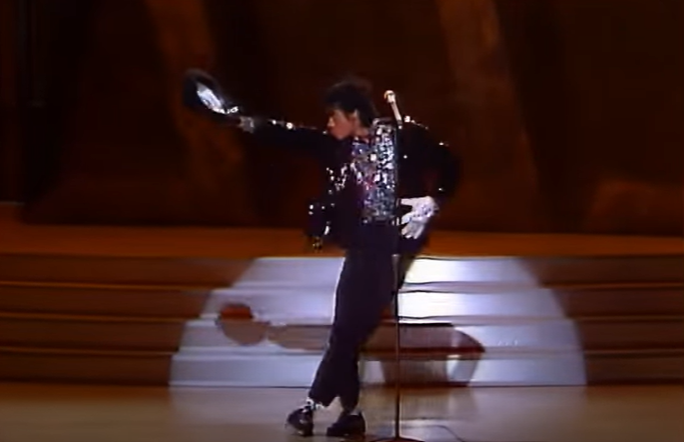 Michael Jackson sur scène en 1983 lance son chapeau dans la foule. 