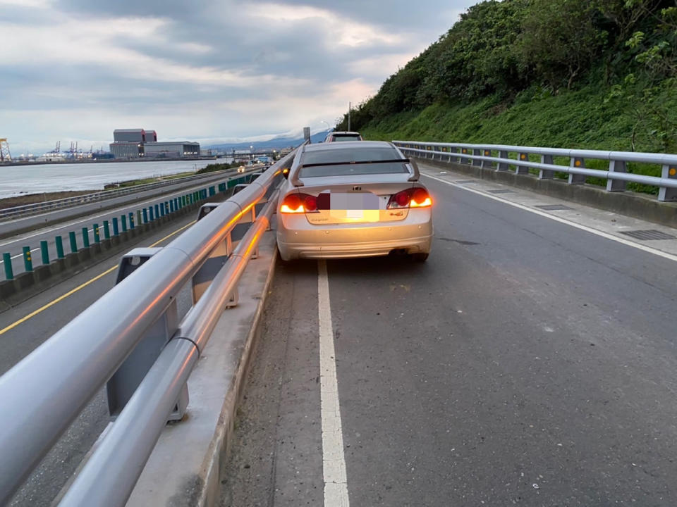 32歲菲律賓籍男子20日一早騎車從林口到八里參加自行車賽，不料在途中遭撞身亡，肇事駕駛棄車逃逸（圖），警方偵辦中。（翻攝照片）