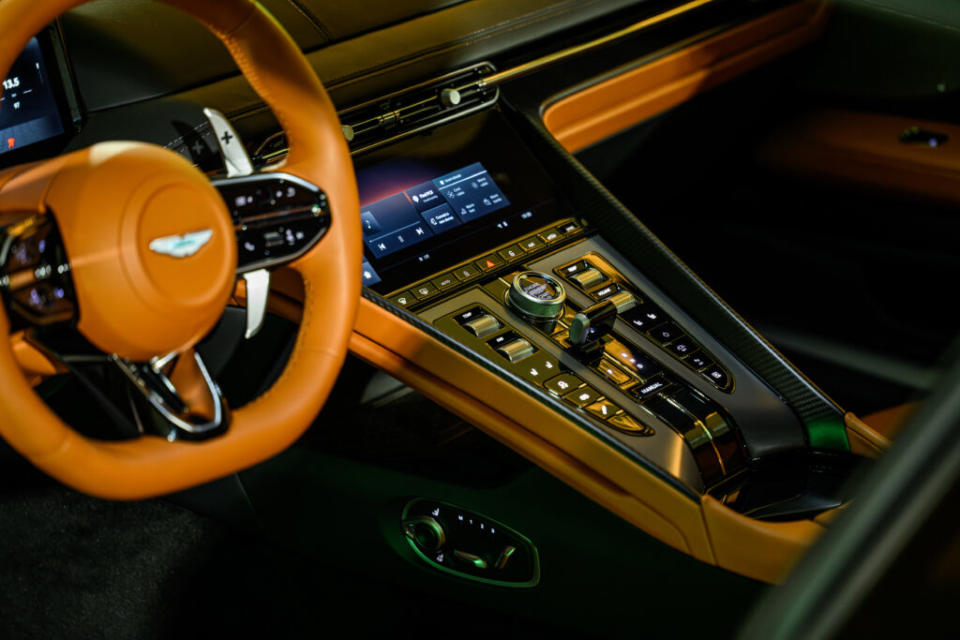 DB12 內裝將當代新穎設計與經典奢華工藝完美結合，提供頂級奢華的車艙感受。