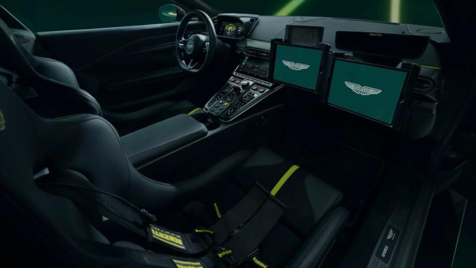 內裝因應安全的的通訊與資訊要求，Vantage副駕駛座新增兩塊螢幕來完成任務。 (圖片來源 / Aston Martin)