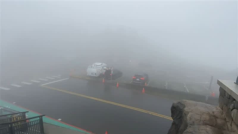 合歡山天氣陰雨濃霧，氣溫一度下降到0.6度。(圖／翻攝畫面)